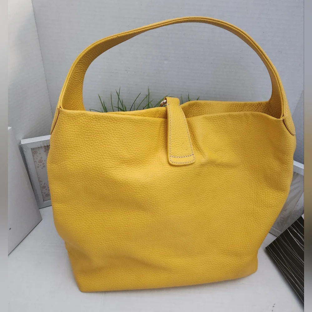 Dooney & Bourke Bag GUC Pebble Leather Logo Lock Hobo Shoulder Sac in yellow Lrg